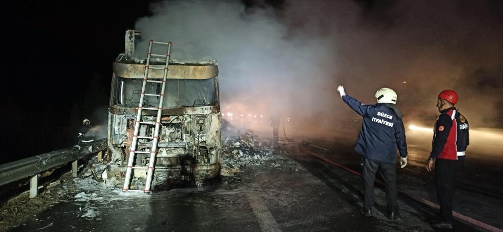 Küçük ev aletleri taşıyan tır alev alev yandı