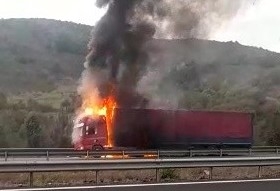 Küçük ev aletleri taşıyan tır alev alev yandı