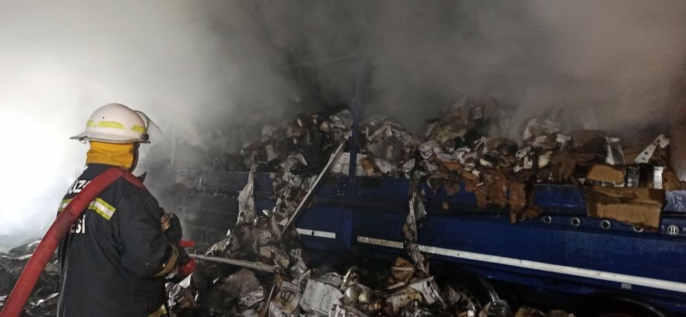 Küçük ev aletleri taşıyan tır alev alev yandı