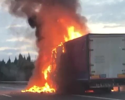 Küçük ev aletleri taşıyan tır alev alev yandı