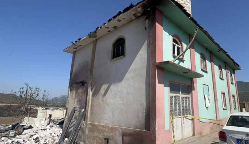 Kül olan köyde camiye hiçbir şey olmadı