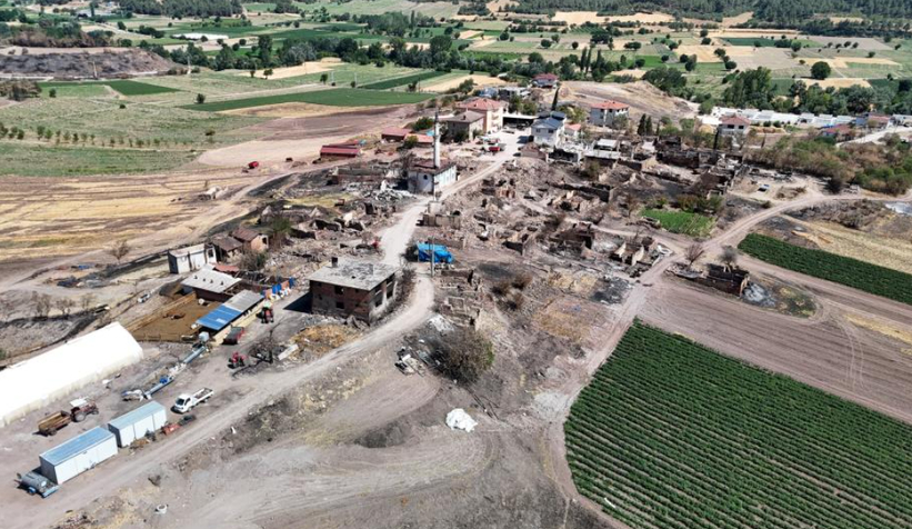 Kül olan köyde camiye hiçbir şey olmadı