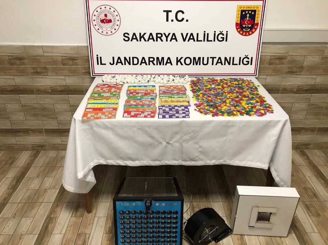 Kumarhaneye çevrilen eve baskın; 49 kişi enselendi