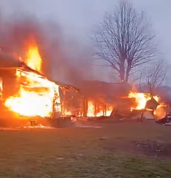 Kümes ve ev alevler içinde kaldı