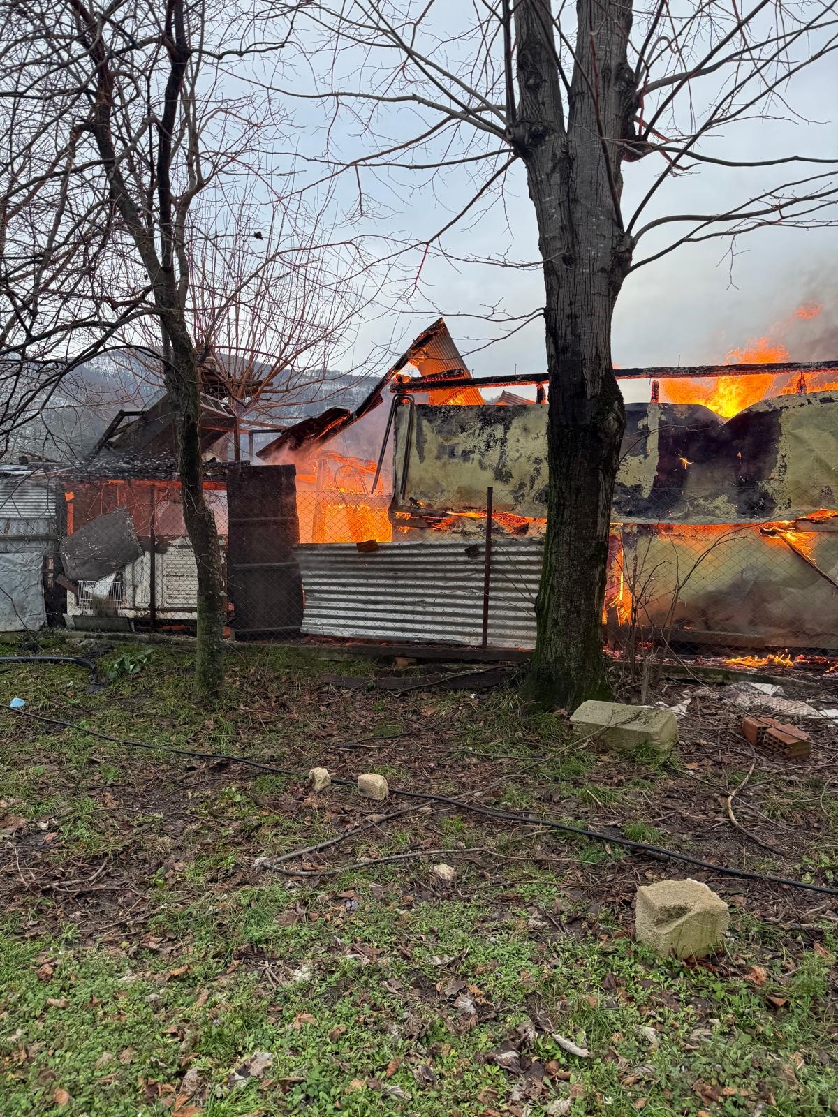 Kümes ve ev alevler içinde kaldı