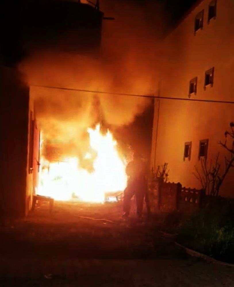 Kundaklama şüphesi; Alev alev yandı