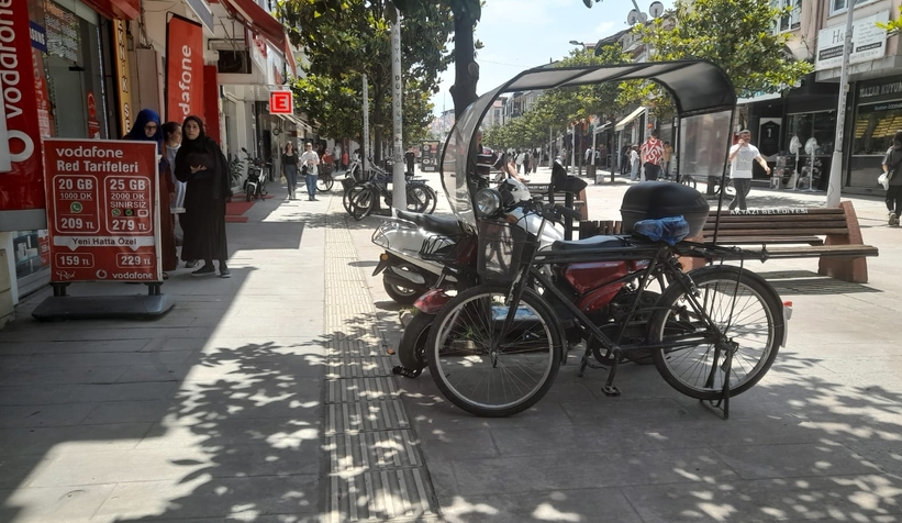 Kural tanımayan motosikletliler yayaları tehdit ediyor