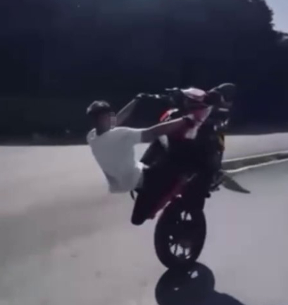 kural-tanimaz-motosikletlinin-ehliyetine-el-konduam5wylfqze