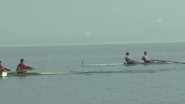 Kürekte Büyükler Kupası Sapanca Gölü'nde başladı