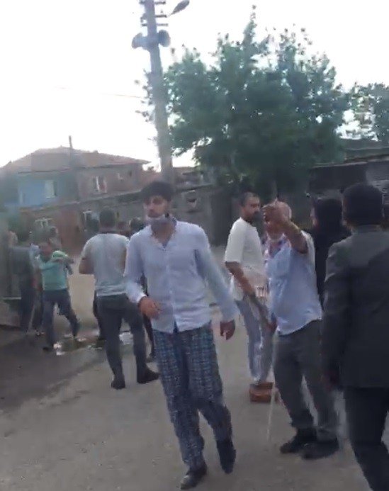 Kurşunların hedefi olmamak için sağa-sola kaçıştılar