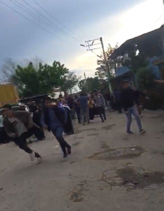 Kurşunların hedefi olmamak için sağa-sola kaçıştılar