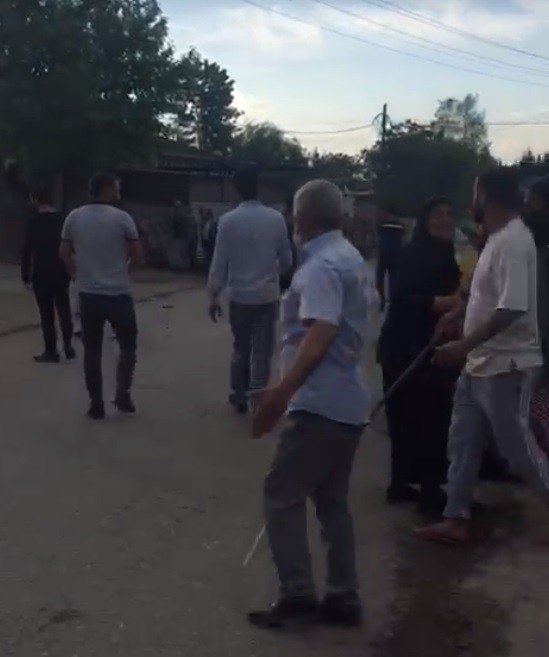 Kurşunların hedefi olmamak için sağa-sola kaçıştılar