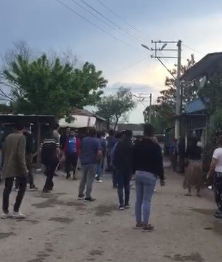 Kurşunların hedefi olmamak için sağa-sola kaçıştılar