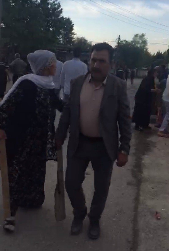 Kurşunların hedefi olmamak için sağa-sola kaçıştılar