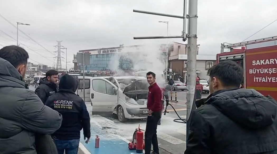 Kampüs yolunda araç yangını