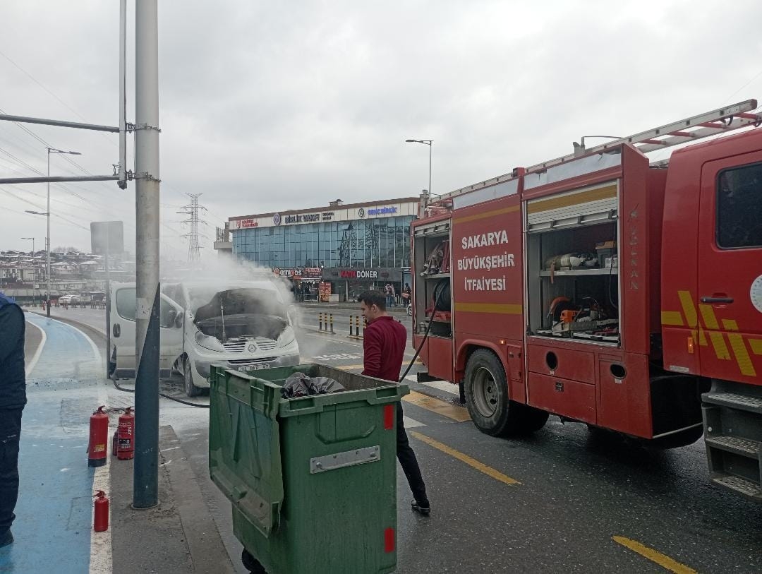 Kampüs yolunda araç yangını
