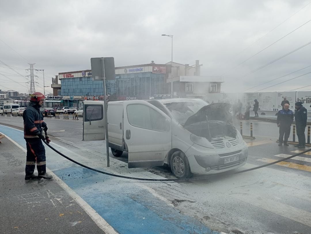 Kampüs yolunda araç yangını