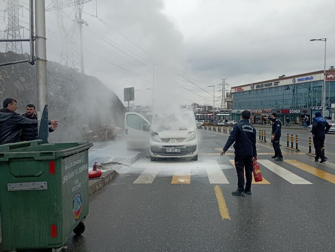 Kampüs yolunda araç yangını