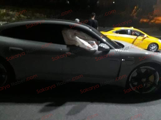 Kampüs yolunda kaldırıma çarpan Porsche pert oldu!