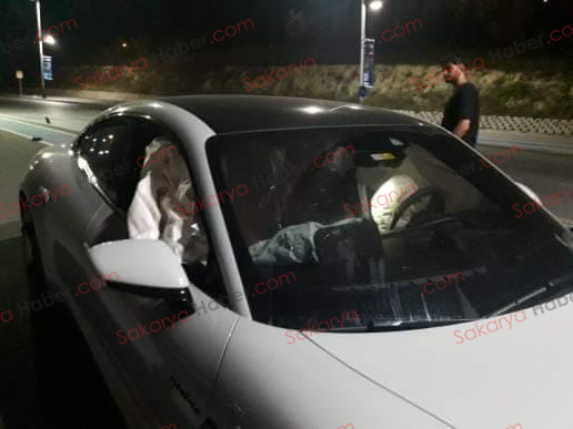 Kampüs yolunda kaldırıma çarpan Porsche pert oldu!