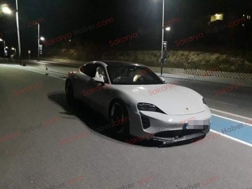 Kampüs yolunda kaldırıma çarpan Porsche pert oldu!