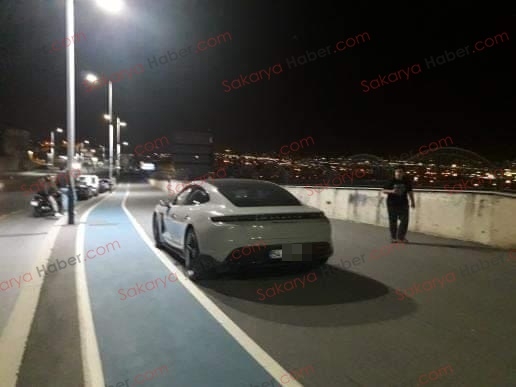 Kampüs yolunda kaldırıma çarpan Porsche pert oldu!