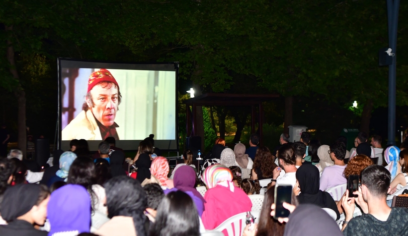 Kampüste açık hava sineması