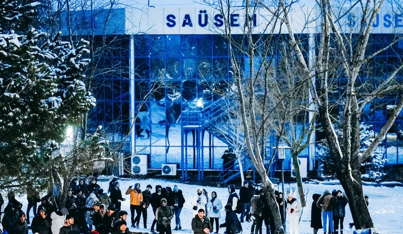 kuste-ogrenciler-kar-topu-savasi-yaptizklxtmdlsu