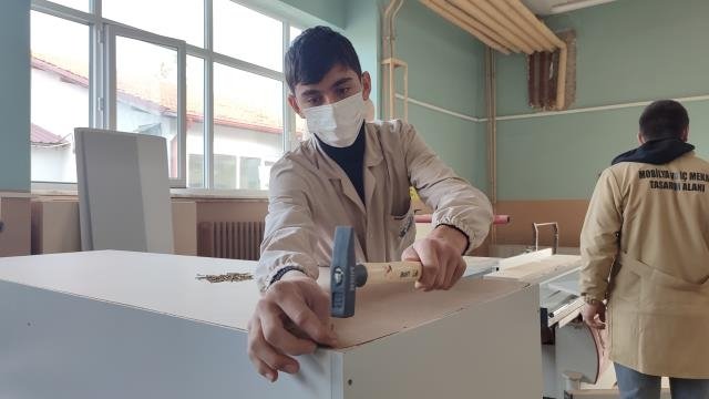 kutuphanelerin-mobilyalarini-meslek-lisesi-ogrencileri-uretiyoreuf3skpkqm