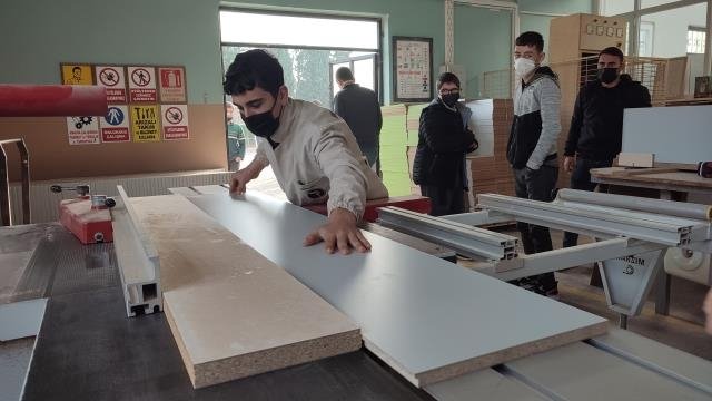 kutuphanelerin-mobilyalarini-meslek-lisesi-ogrencileri-uretiyoreuf3skpkqm
