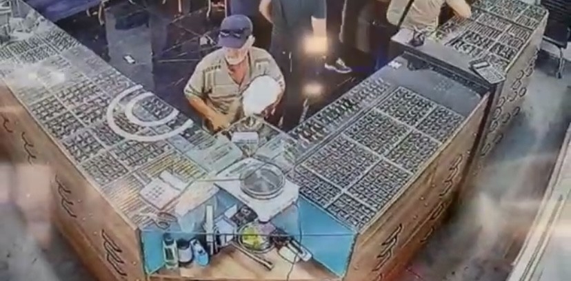 Kuyumcudan çaldığı küpeleri satmaya çalışırken yakalandı