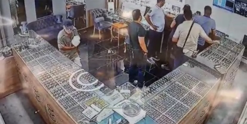 Kuyumcudan çaldığı küpeleri satmaya çalışırken yakalandı
