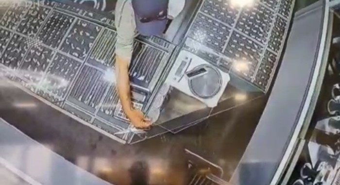 Kuyumcudan çaldığı küpeleri satmaya çalışırken yakalandı