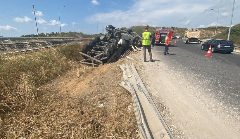 Kuzey Marmara Otoyolu’nda tır devrildi: 1 ölü
