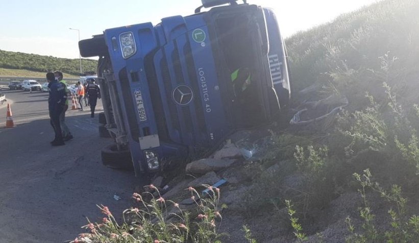Kuzey Marmara Otoyolu’nda tır devrildi: 1 ölü