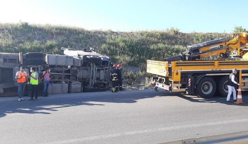 Kuzey Marmara Otoyolu’nda tır devrildi: 1 ölü