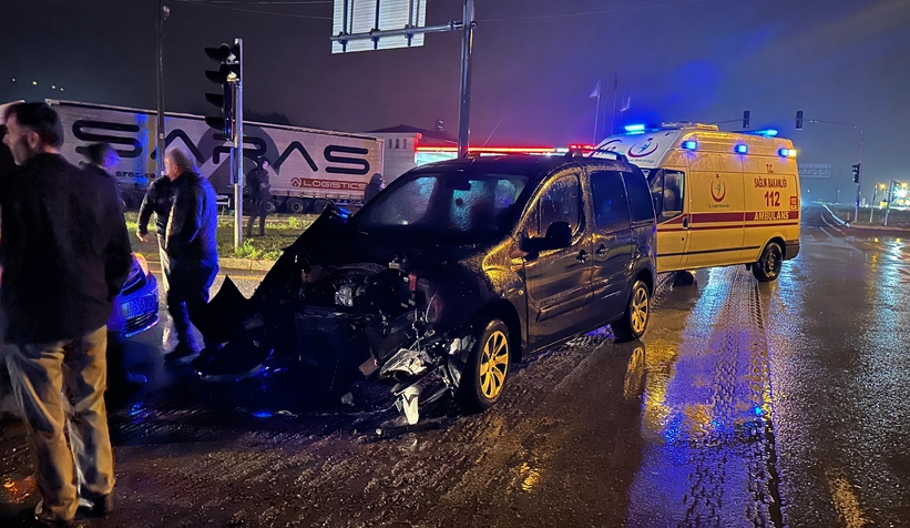 Kuzuluk Kavşağında kaza: 2 yaralı