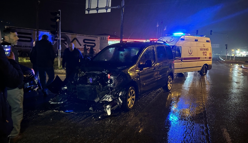 Kuzuluk Kavşağında kaza: 2 yaralı