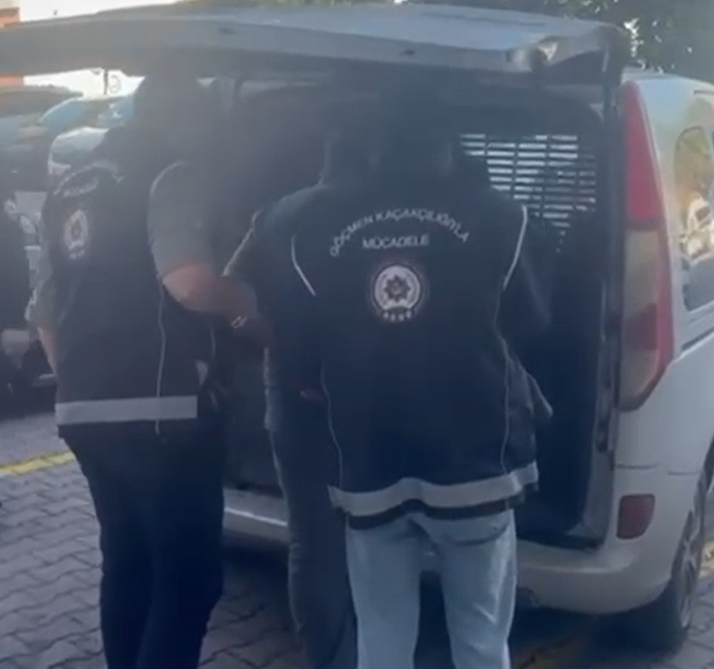 Lahanaların arasına gizlenen 4 Afgan kaçak yakalandı