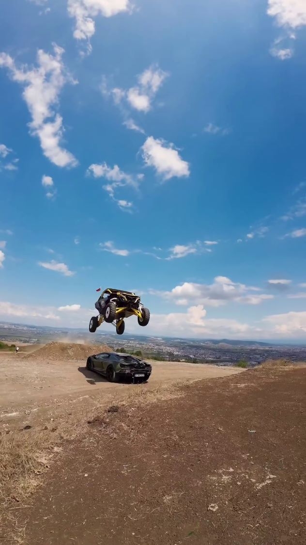 lamborghini-nin-uzerinden-atv-ile-atladizkzyd3jovu