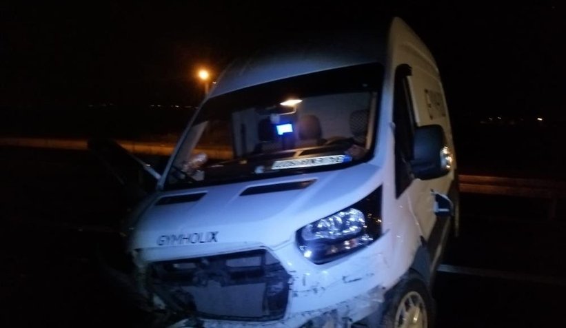 Lastiği patlayan minibüs bariyerlere çarptı