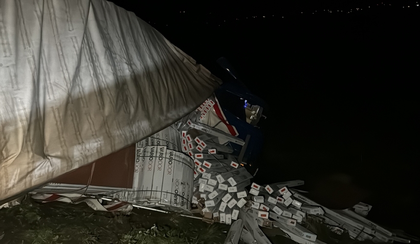 Lastiği patlayan tır kanala uçtu
