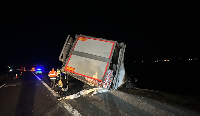 Lastiği patlayan tır kanala uçtu