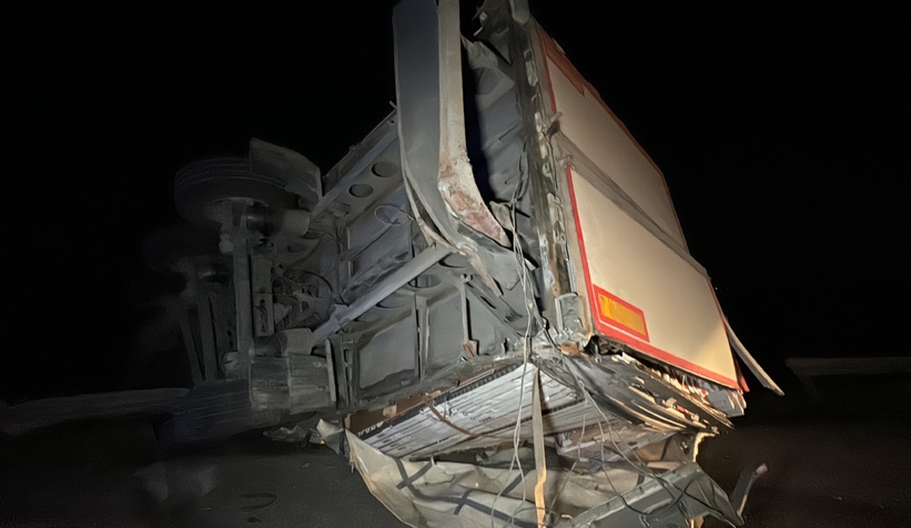 Lastiği patlayan tır kanala uçtu