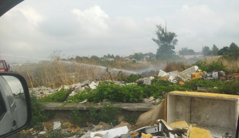 Lastik yaktılar itfaiye söndürdü