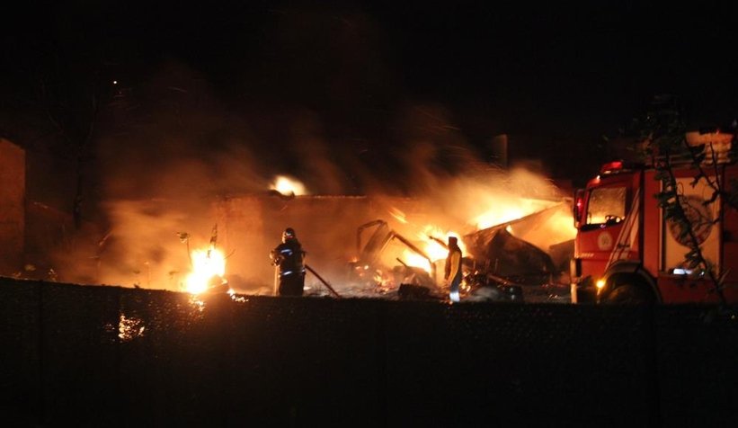 Lastikçi alev alev yandı