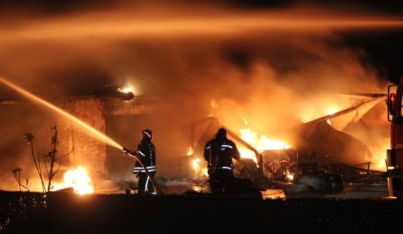 Lastikçi alev alev yandı