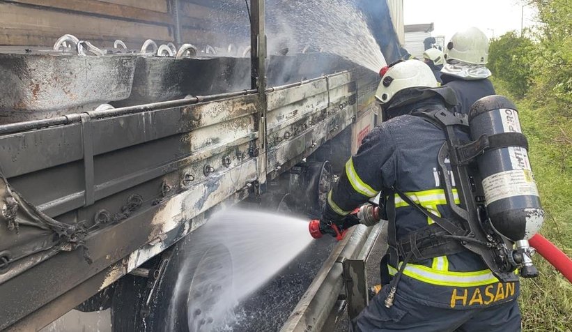 Lastikleri patlayan tır alev alev yandı