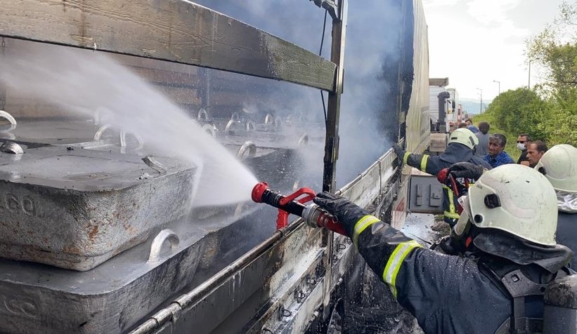 Lastikleri patlayan tır alev alev yandı
