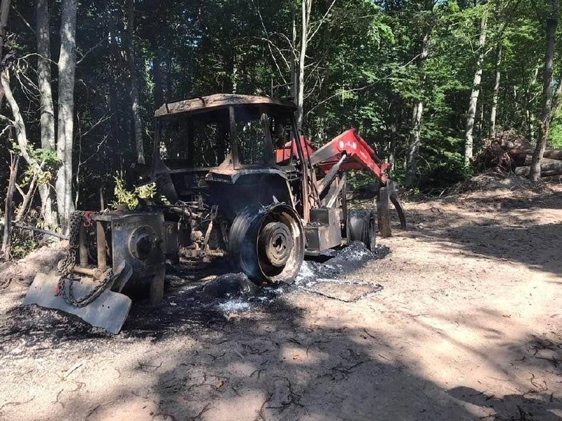 Lastiklerini kesip ateşe verdiler